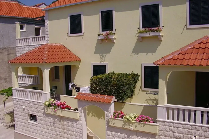 Josi - With Beautiful Garden - A2 Zuti