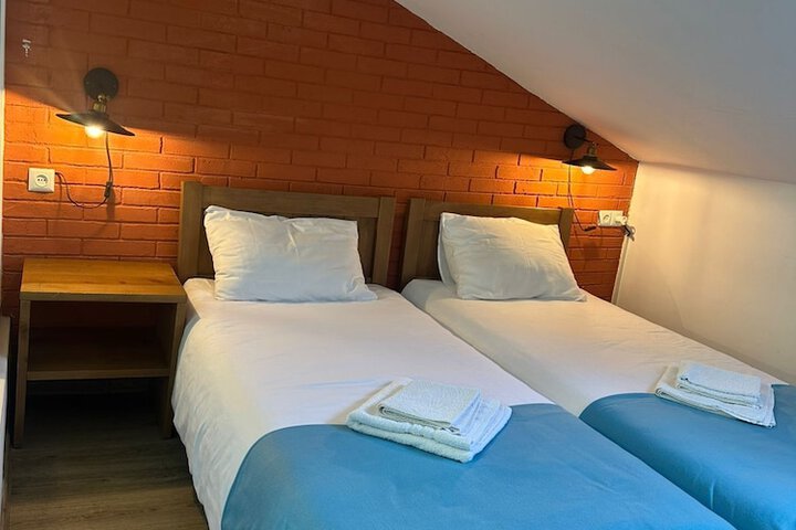 Room 32 of 66