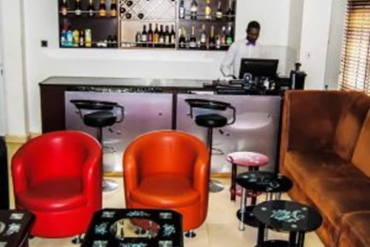 Lounge 4 of 6