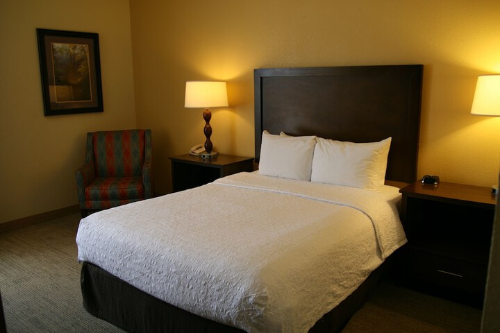 1 Queen Bed Accessible (13 of 18)
