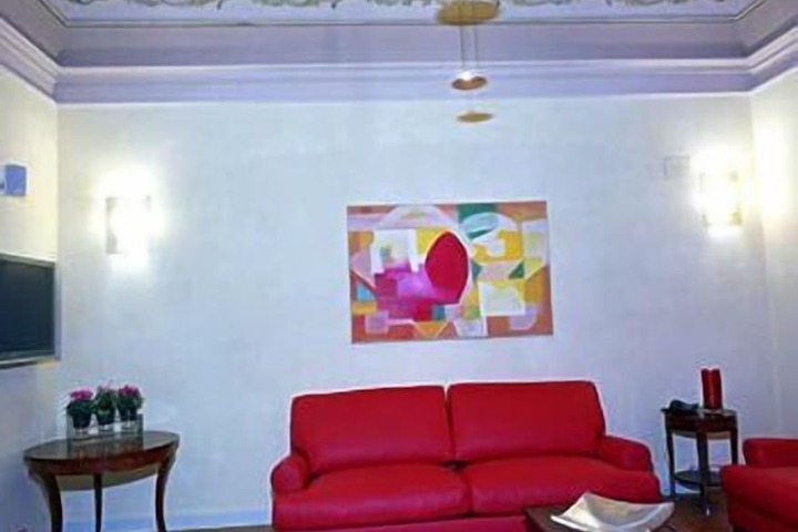 Lounge 27 of 33