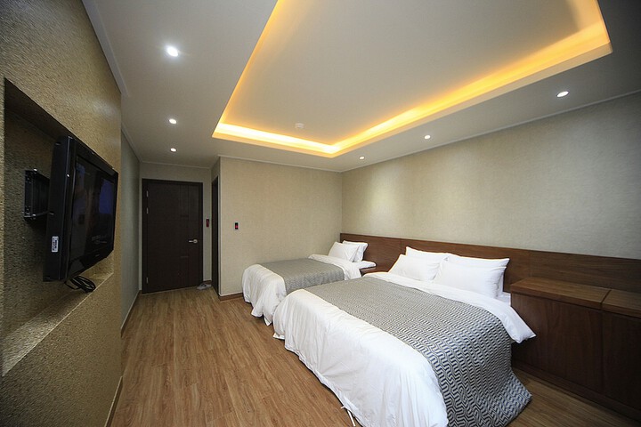 Room 12 of 119