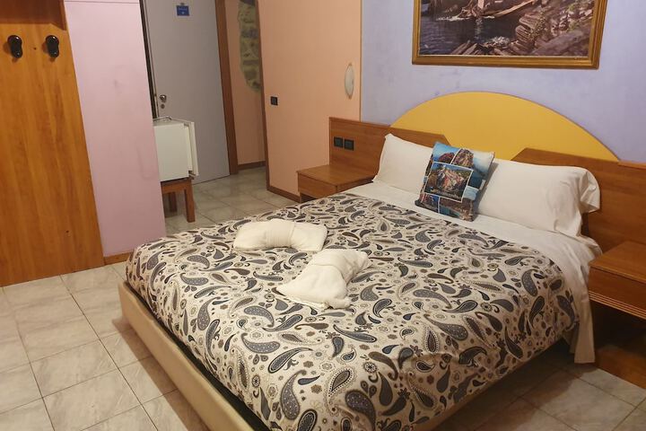 Room 4 of 28