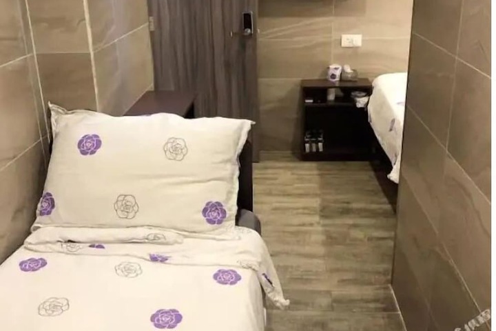 Room 14 of 16