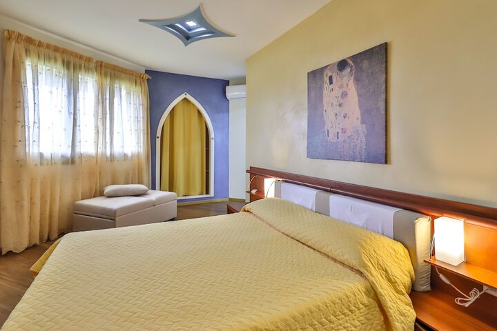 Room 8 of 24