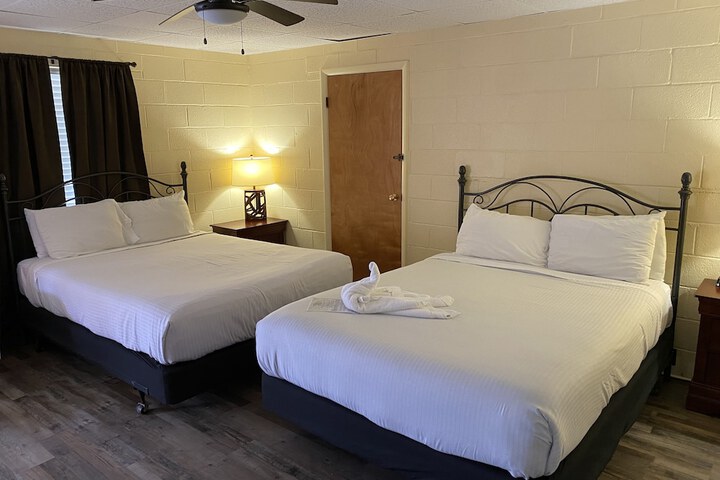 Photo of Queen Guest Room located at the Joplin Inn at the entrance to Mountain Harbor just 2 1 / 2 miles from Lake Ouachita. by RedAwning