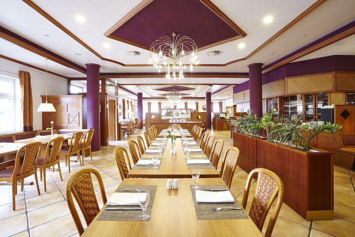 Dining 16 of 27