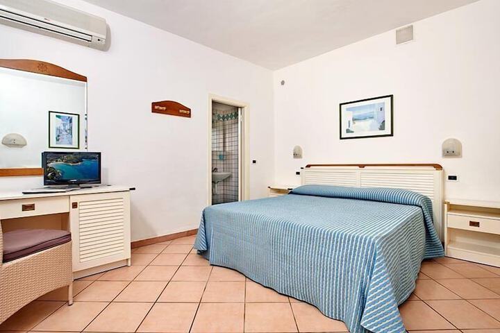 Room 6 of 110