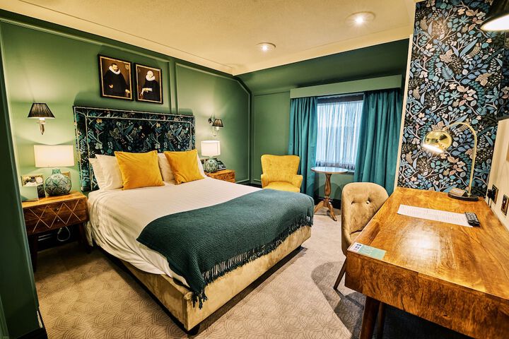 Room 28 of 107