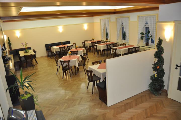Dining 10 of 12