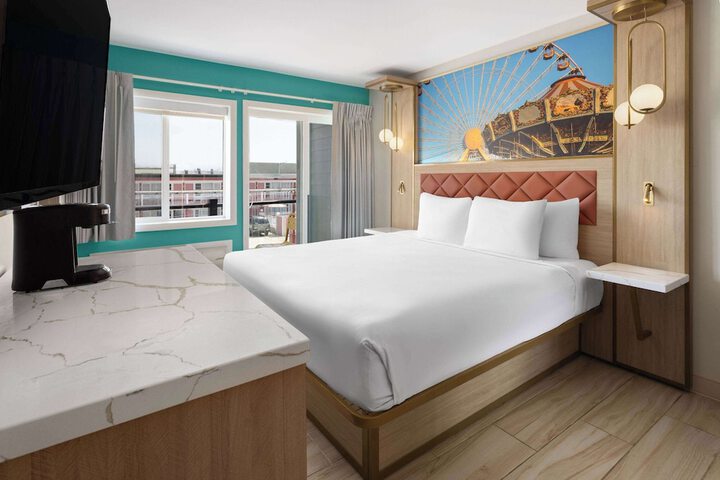 1 King Bed Deluxe Room (1 of 5)