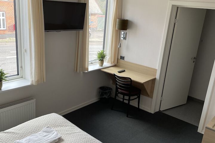 Room 7 of 33