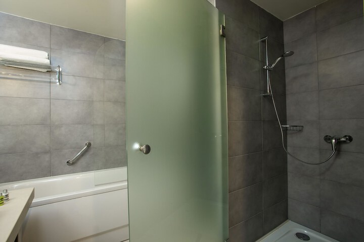 Room 65 of 154