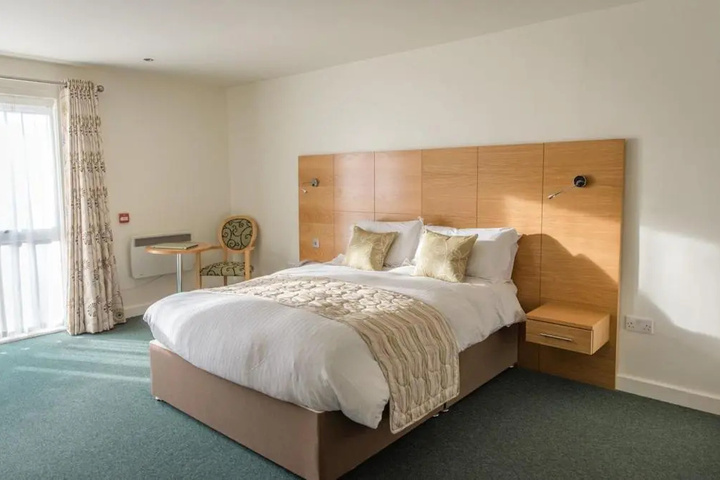 Room 6 of 10