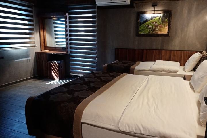 Room 12 of 76