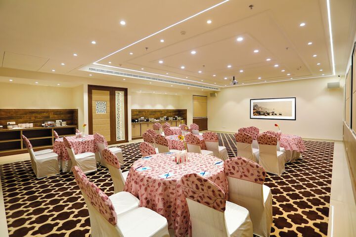 Ballroom/Hall 113 of 121