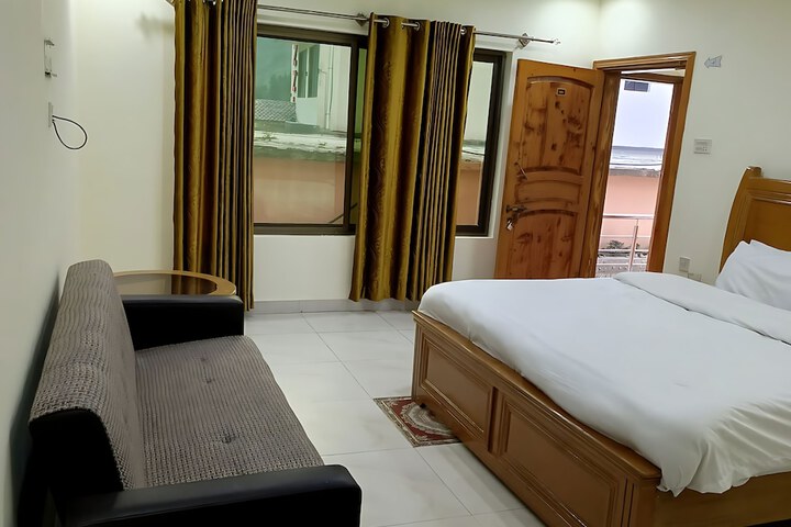 Room 5 of 11