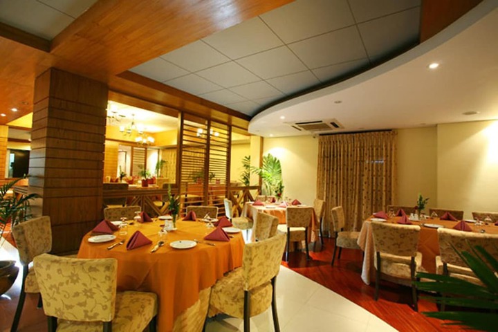 Dining 36 of 46