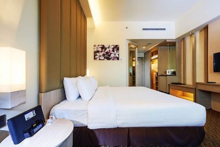 Room 6 of 33
