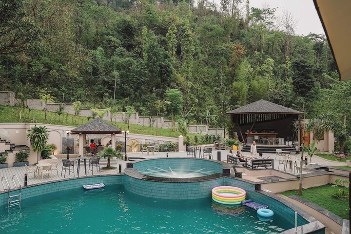 Pool 44 of 104
