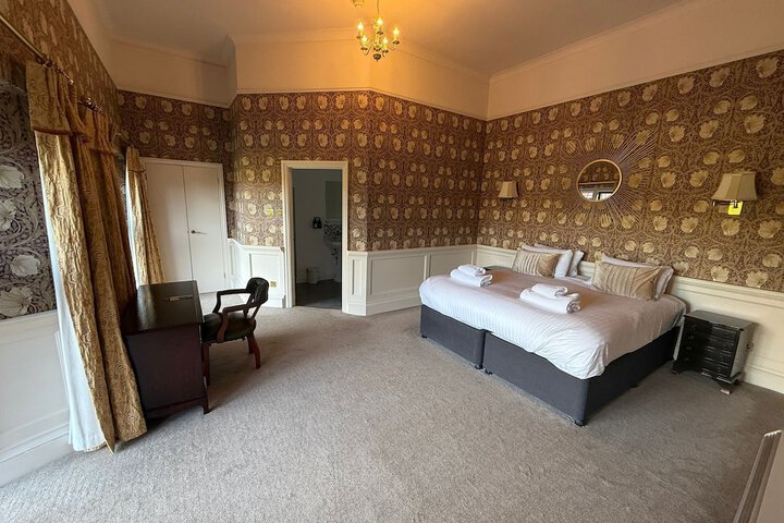 Room 34 of 104