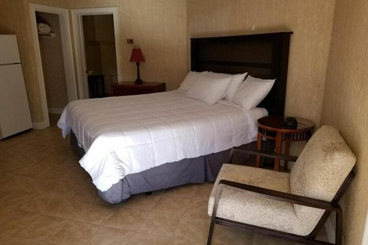 Deluxe King Bed (2 of 11)