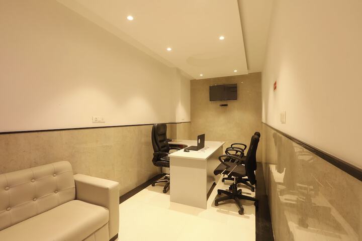 Business Center 28 of 32