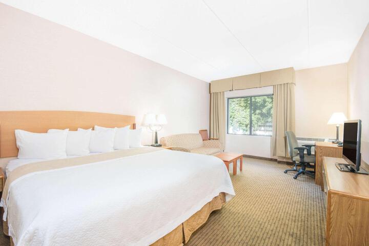 2 Queen Beds (6 of 10)
