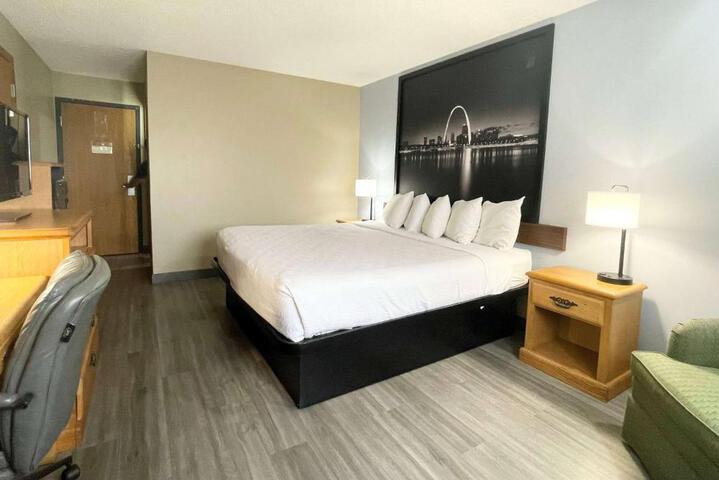 1 King Bed (2 of 9)