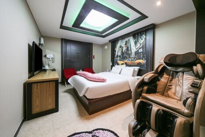 Room 14 of 28