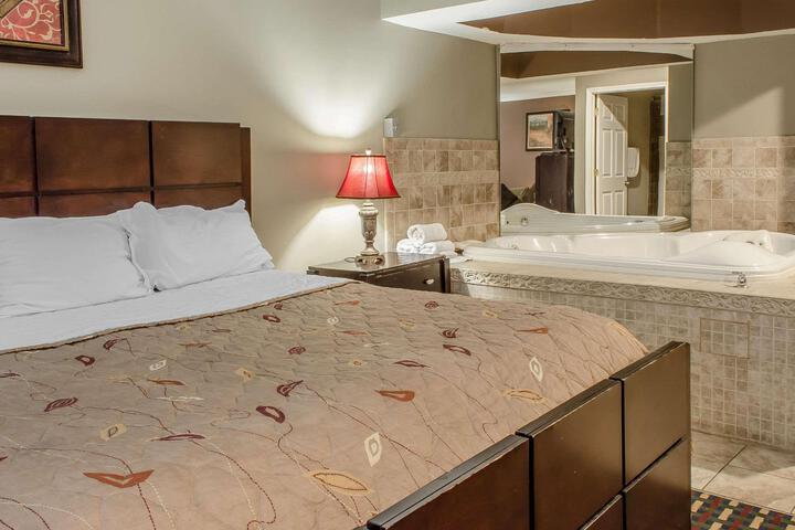 1 King Bed (4 of 5)