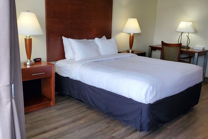 1 Queen Bed (9 of 14)