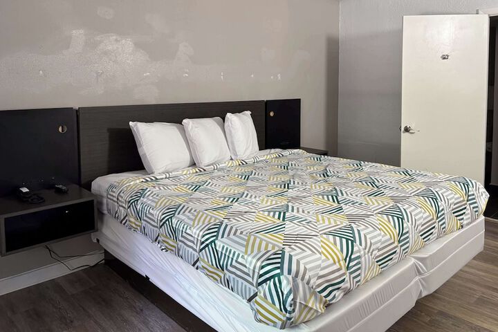 1 King Bed (11 of 19)
