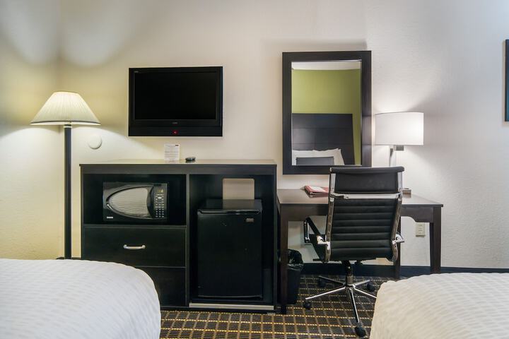 2 Queen Beds (1 of 15)