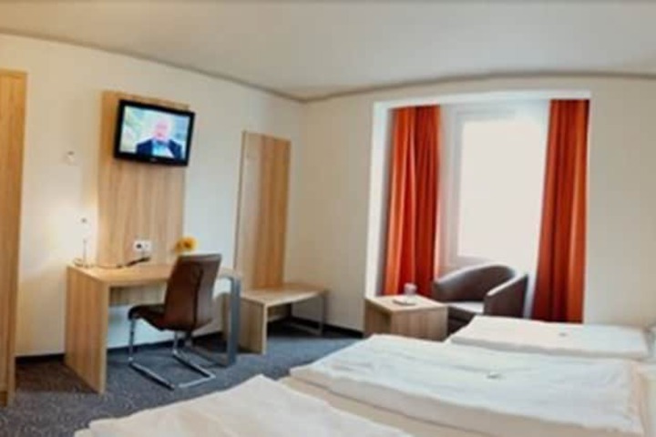 Room 8 of 38