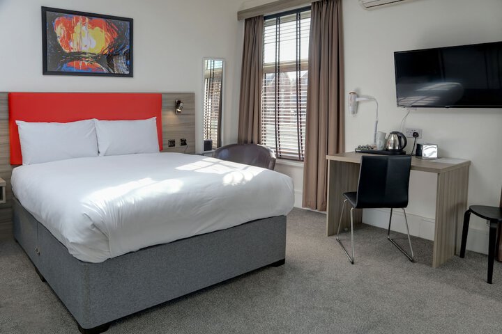 Room 8 of 10
