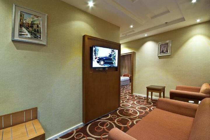 Room 6 of 8