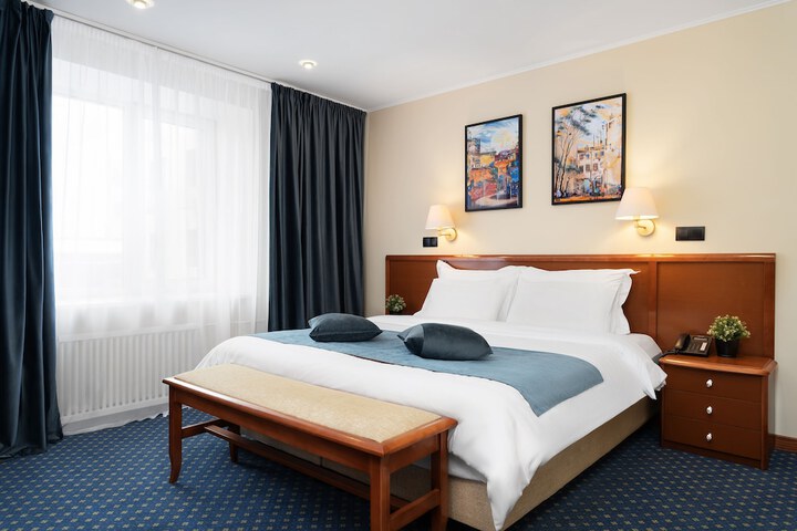 Room 15 of 28