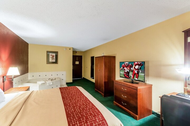 Deluxe King Bed Accessible (13 of 14)