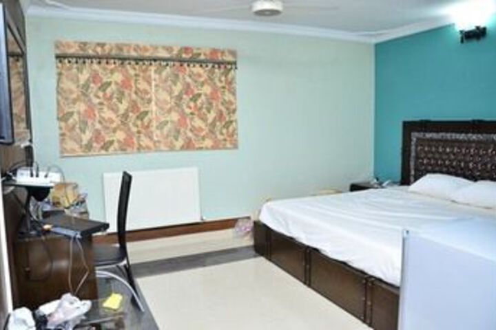 Room 12 of 37