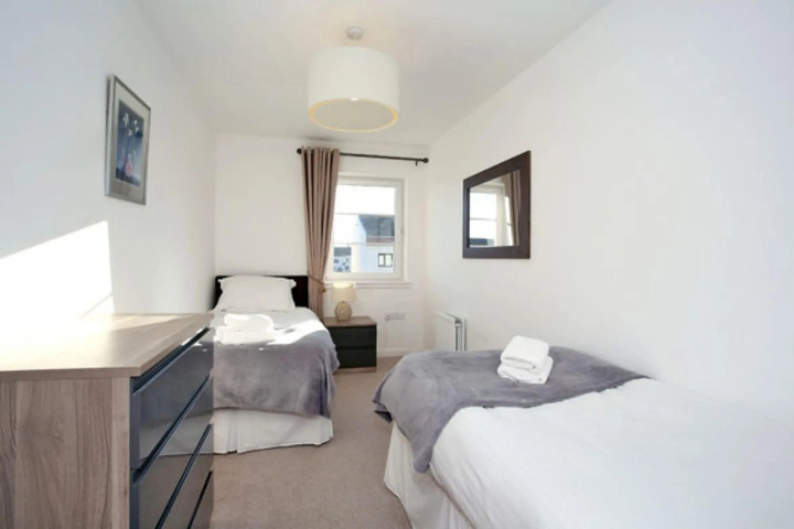 Room 6 of 12