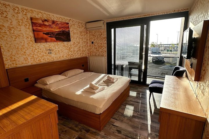Room 9 of 38