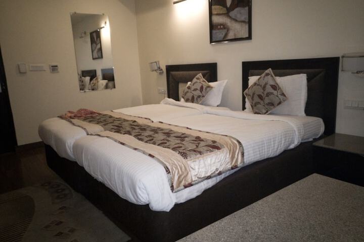 Room 10 of 22