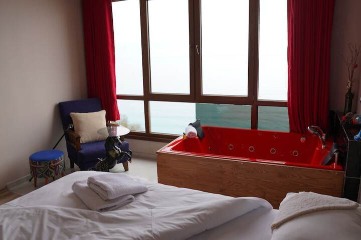 Room 13 of 40