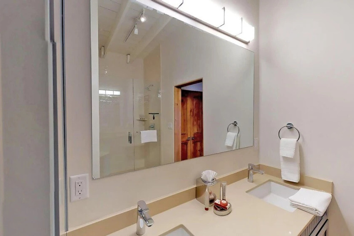 Room 8 of 15