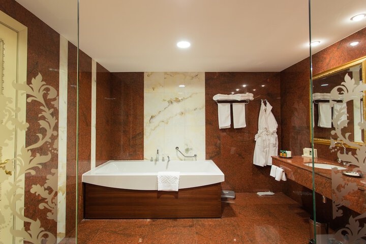 Room 13 of 90