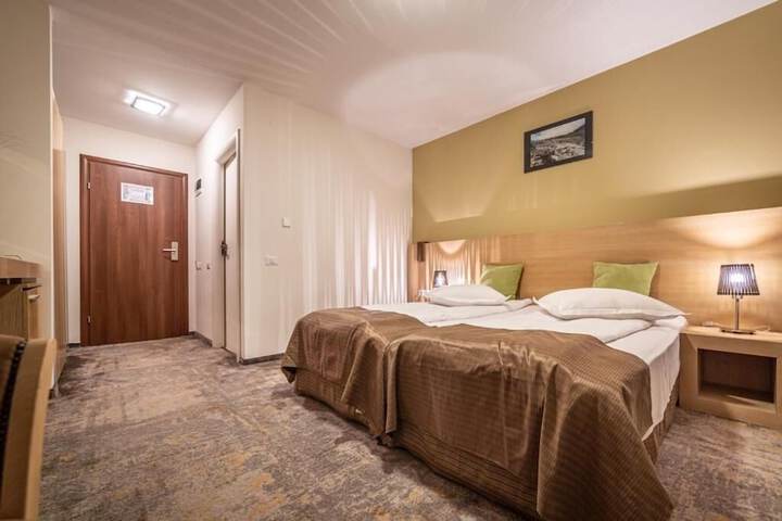 Room 10 of 42
