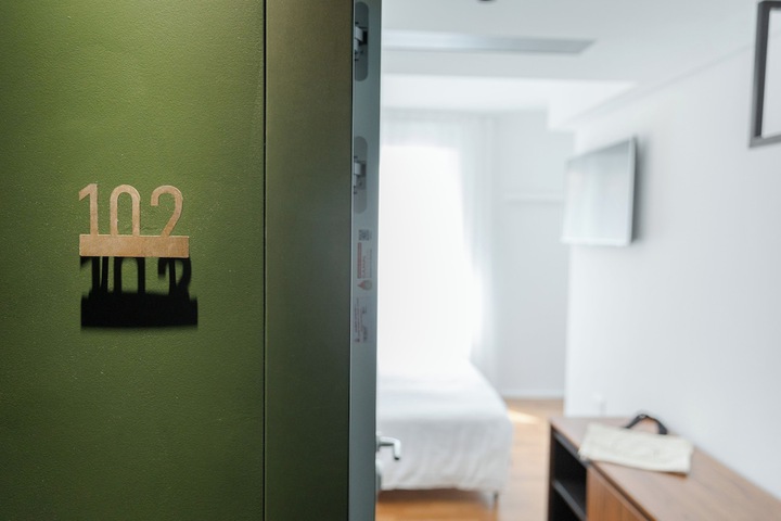 Room 17 of 38