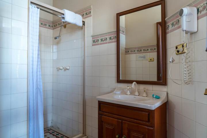 Room 15 of 28