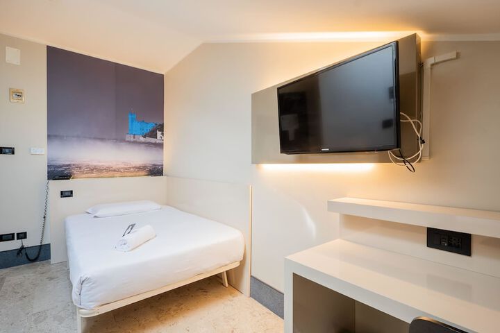 Room 27 of 78